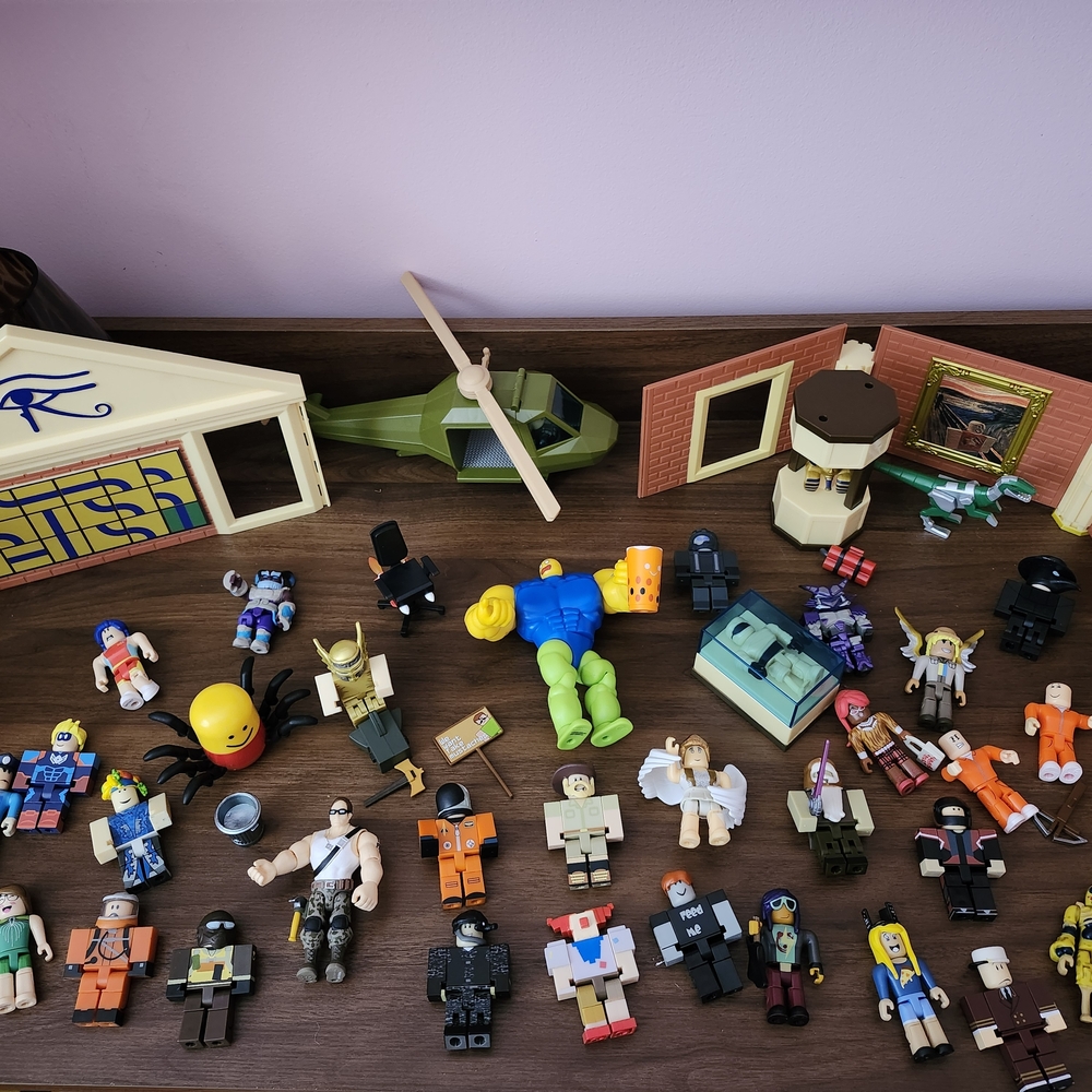 Roblox Assorted Kids Toy Figures Playset - Multicolor